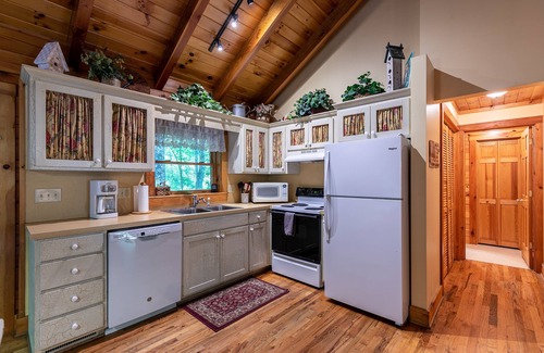 Banner Elk Cabina | Yearling - Cozy Log Cabin with Hot Tub between Valle Crucis and Banner Elk