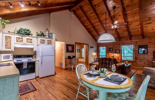 Banner Elk Cabina | Yearling - Cozy Log Cabin with Hot Tub between Valle Crucis and Banner Elk