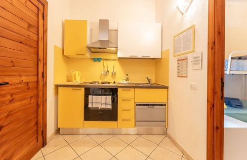 Santa Margherita di Pula Apartamento | Yellow House with garden, 130 meters from the beach