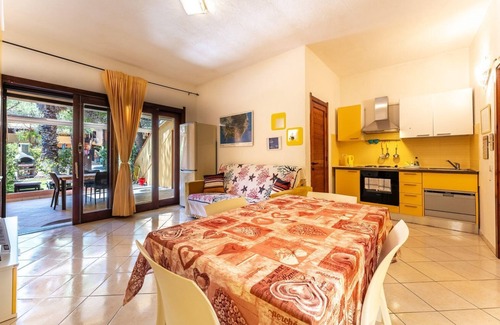 Santa Margherita di Pula Apartamento | Yellow House with garden, 130 meters from the beach