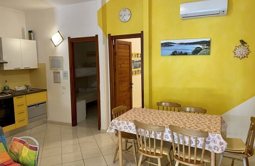 Santa Margherita di Pula Apartamento | Yellow House with garden, 130 meters from the beach