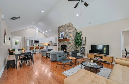 Hendersonville Casa | Yellow Bike Bungalow-Block from Bike Trail-Fireplace & Hot Tub - Dog Friendly