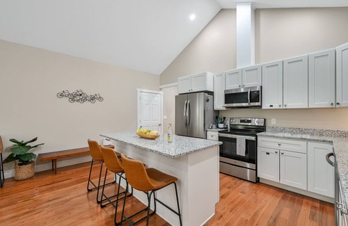 Hendersonville Casa | Yellow Bike Bungalow-Block from Bike Trail-Fireplace & Hot Tub - Dog Friendly
