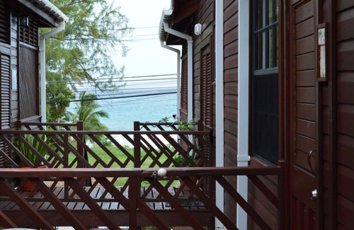 Silver Sands Apartamento | Yellow Bird Apartment in Blue Ocean Cottage in Silver Sands
