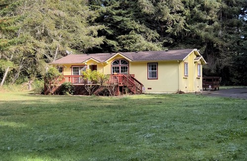 Crescent City Cabaña | Yellow cottage in the woods- 5 min from beach!