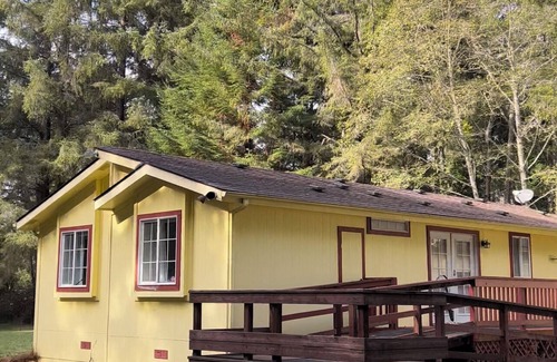 Crescent City Cabaña | Yellow cottage in the woods- 5 min from beach!