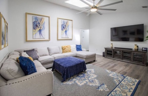 Hinesville Casa | Yellow Door Lodge!