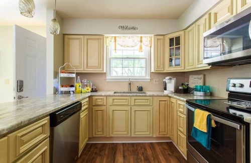 Trailwood Casa | Yellow Door Nashville + Airport/Downtown/Opry