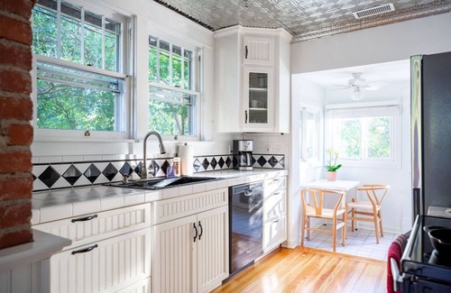 Belmont Casa | Yellow House| 2 BR Cottage Dtwn Cville/Belmont
