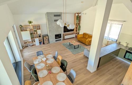 Comarnic Villa | Yellow House