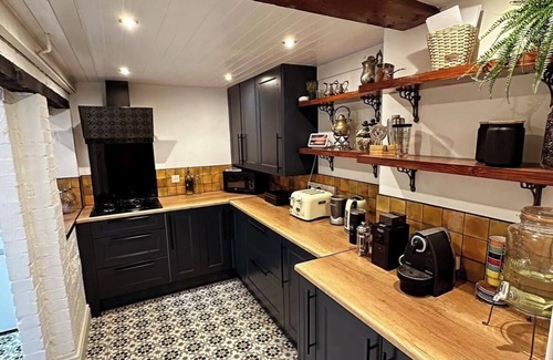 Broadstone Cabina | Yellow room - at The Royal Lodge Dublin