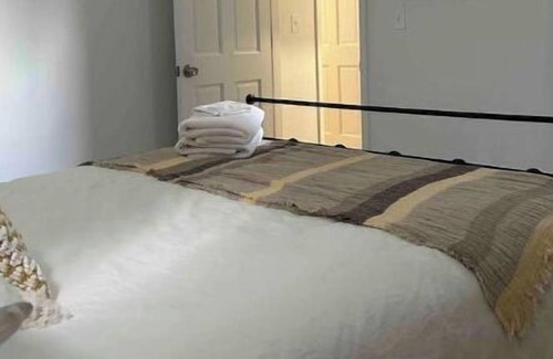 Wilmington Casa | Yellow Swann-7 min walk to Live Oak Pavillion, Downtown