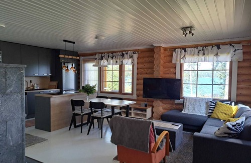 Hiukkajoki Casa | Yellow vacation home
