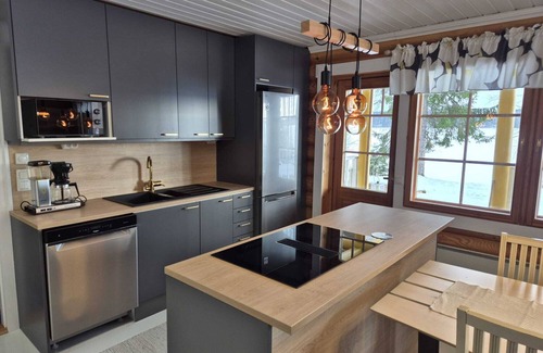 Hiukkajoki Casa | Yellow vacation home