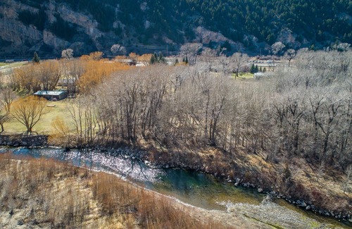 Livingston Cabina | Yellowstone Cabin on 4 acres: Sleeps 8, river access & Pets ok!