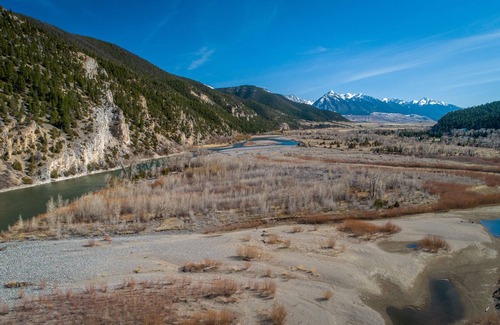Livingston Cabina | Yellowstone Cabin on 4 acres: Sleeps 8, river access & Pets ok!