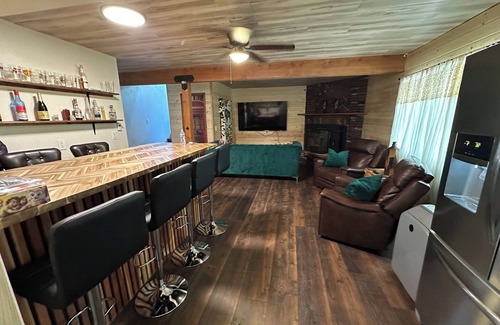 Pine Mountain Club Cabina | Yellowstone Cabin Retreat/3 BR Retreat w/Stunning Deck Views
