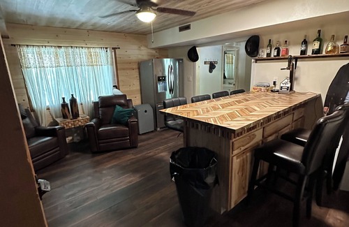 Pine Mountain Club Cabina | Yellowstone Cabin Retreat/3 BR Retreat w/Stunning Deck Views