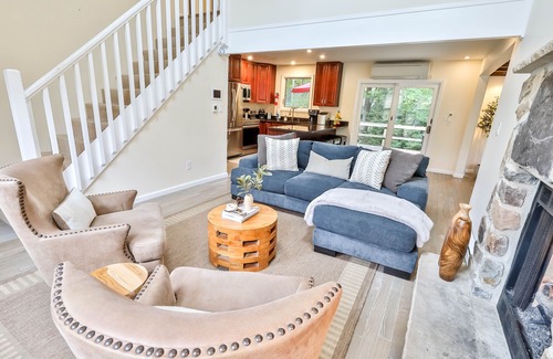Tobyhanna Casa | Sí, su propia piscina interior climatizada privada.