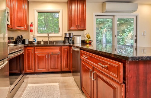 Tobyhanna Casa | Sí, su propia piscina interior climatizada privada.
