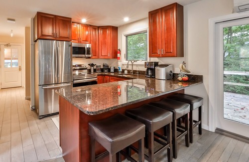 Tobyhanna Casa | Sí, su propia piscina interior climatizada privada.