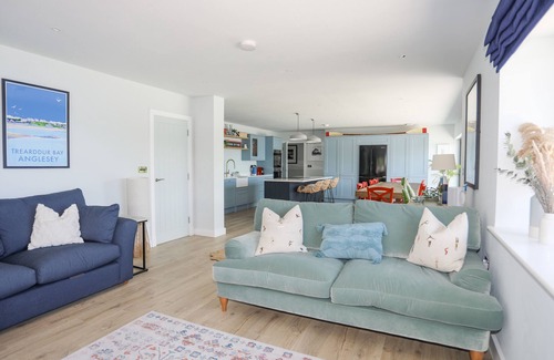 Bangor Casa | YNYS FAELOG, pet friendly, country holiday cottage in Menai Bridge