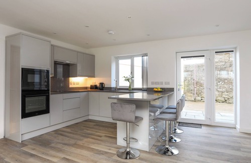 Elim Cabaña | YNYS UCHAF, pet friendly, with a garden in Benllech