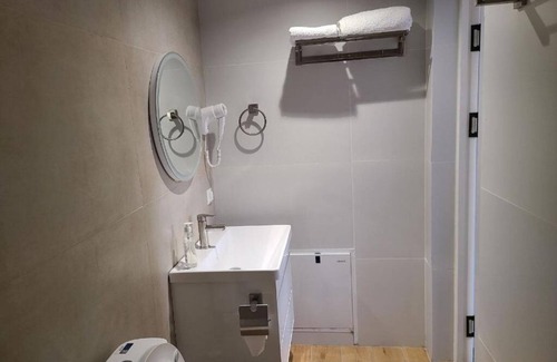 Tashkent Cama Y Desayuno | YO Guesthouse : Twin Room with Pool View