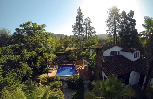 Mariposa Casa | Yosemite Estate: piscina, jacuzzi, chimenea al aire libre, cancha de tenis y básquetbol