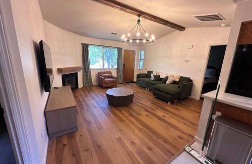 Oakhurst Cabina | Yosemite Gateway: Modern Dual-Master Cabin
