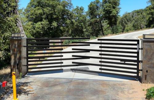 Ahwahnee Casa | Yosemite Hilltop Gated Villa near Oakhurst, Bass Lake and Mariposa w EVCharger Hottub Grill and Awesome Views!