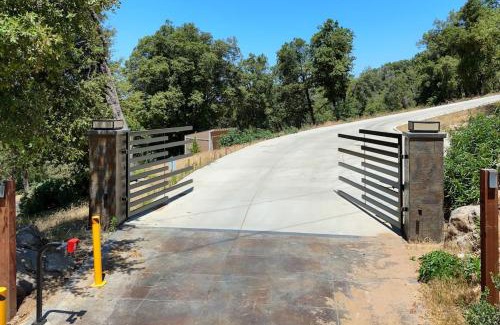 Ahwahnee Casa | Yosemite Hilltop Gated Villa near Oakhurst, Bass Lake and Mariposa w EVCharger Hottub Grill and Awesome Views!