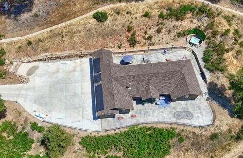 Ahwahnee Casa | Yosemite Hilltop Gated Villa near Oakhurst, Bass Lake and Mariposa w EVCharger Hottub Grill and Awesome Views!