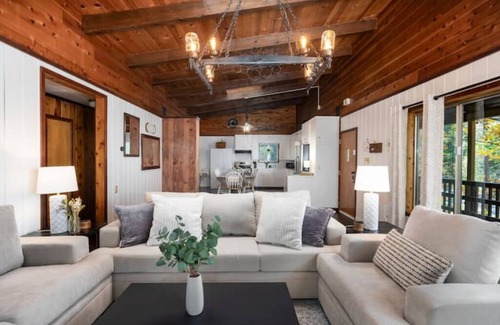 Oakhurst Casa | Yosemite Pines in Oakhurst with Hot Tub/Fireplace/Firepit/Pet Friendly