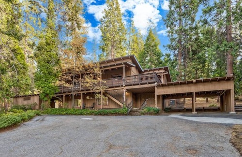 Oakhurst Casa | Yosemite Pines in Oakhurst with Hot Tub/Fireplace/Firepit/Pet Friendly