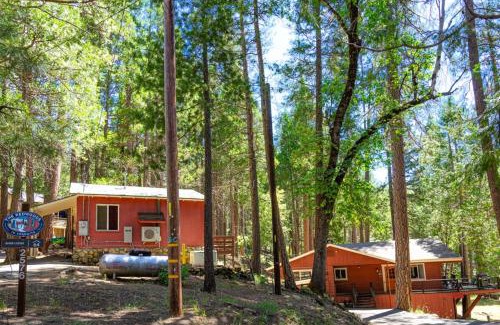 North Wawona Casa | Yosemite's Riverfront Retreat