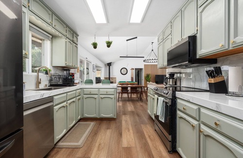 Mariposa Casa | Yosemite Sunrise Retreats: 2 Homes on 5 Acres! Pool, 2 Spas, 50 min to Yosemite!
