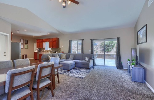 Ahwahnee Villa | Yosemite Villa Near Bass Lake, Oakhurst, Mariposa with HotTub, Games, EV Charger