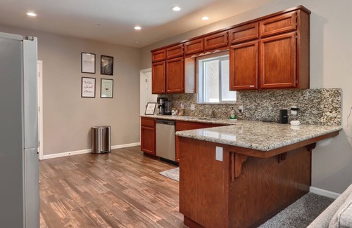 Ahwahnee Villa | Yosemite Villa Near Bass Lake, Oakhurst, Mariposa with HotTub, Games, EV Charger
