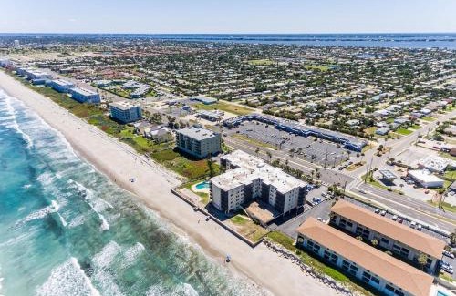 South Patrick Shores Apartamento | You Cannot Get Any Closer To The Beach! 2br Condo