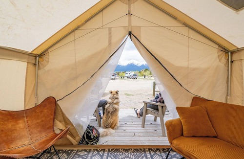Buena Vista Cabina | You don’t have to be a nature aficionado to enjoy glamping! Make memories in the great outdoors. Sleeps 2 in queen bed. Site includes a picnic table and outdoor fire pit.