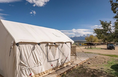 Buena Vista Cabina | You don’t have to be a nature aficionado to enjoy glamping! Make memories in the great outdoors. Sleeps 2 in queen bed. Site includes a picnic table and outdoor fire pit.