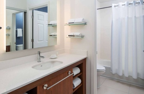 Arts/Warehouse District Complejo | You Found it! Spacious Suite with Full Kitchen and Free Breakfast, Outdoor Pool!