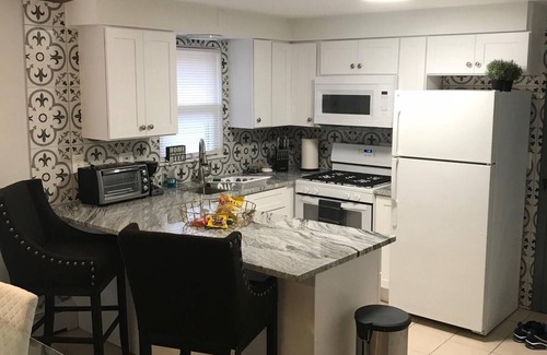 Berwyn Apartamento | ¡Tu amarás! Espacioso, limpio, remodelado, 2 dormitorios, estacionamiento, moneda W / D, ropa de cama