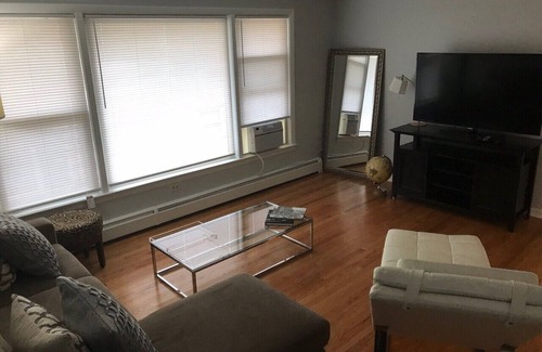 Berwyn Apartamento | ¡Tu amarás! Espacioso, limpio, remodelado, 2 dormitorios, estacionamiento, moneda W / D, ropa de cama