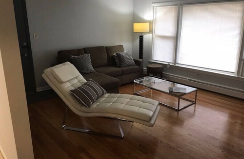 Berwyn Apartamento | ¡Tu amarás! Espacioso, limpio, remodelado, 2 dormitorios, estacionamiento, moneda W / D, ropa de cama