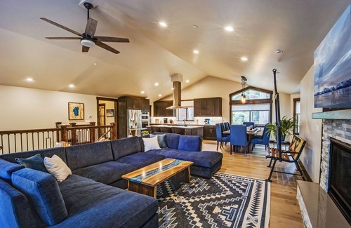 South Lake Tahoe Casa | You'll Love This New Luxury Mountain Modern Getaway - New Sauna + Close to Town