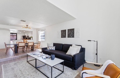 Las Vegas Casa | Youdid's Modern-Minimalist Style Townhome