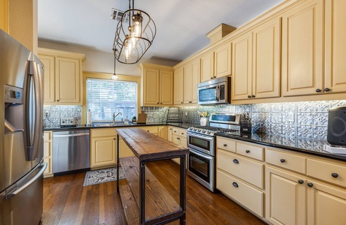 McKinney Casa | Your 5 Star Retreat! 3 King Beds-10 Min Walk to Downtown McKinney