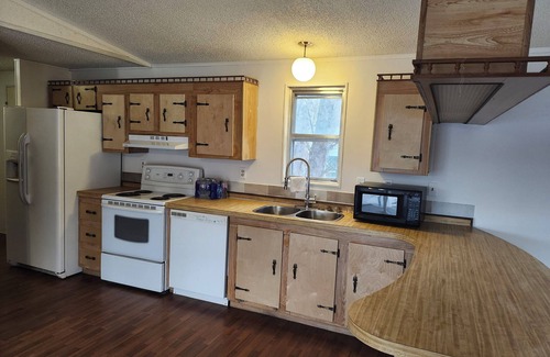 Hinton Casa | Your adventure starts here!Cozy home,near the rockies! Sleeps 10.